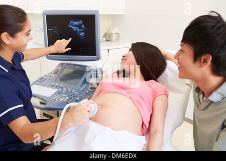 Schwangere Frau und Partner haben 4D-Ultraschall Scannen Stockfoto