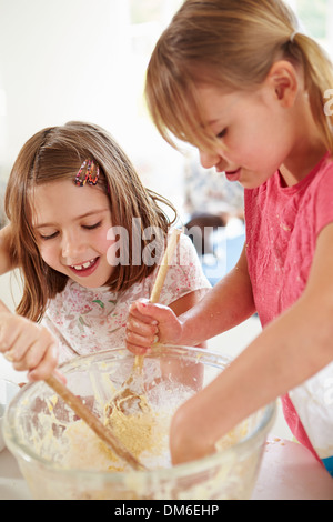 Zwei Mädchen machen Cupcakes In Küche Stockfoto