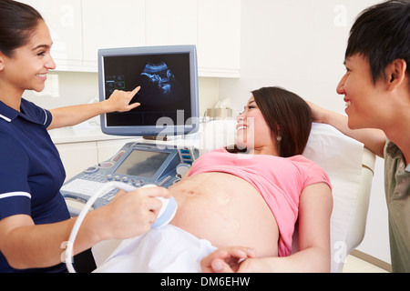 Schwangere Frau und Partner haben 4D-Ultraschall Scannen Stockfoto