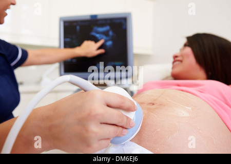Schwangere Frau mit 4D Ultraschall Scan Stockfoto