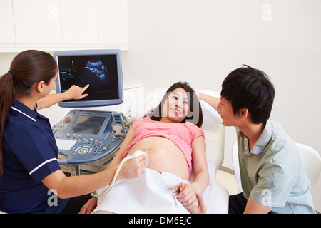 Schwangere Frau und Partner haben 4D-Ultraschall Scannen Stockfoto