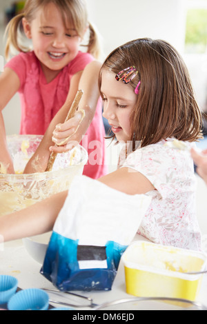 Zwei Mädchen machen Cupcakes In Küche Stockfoto