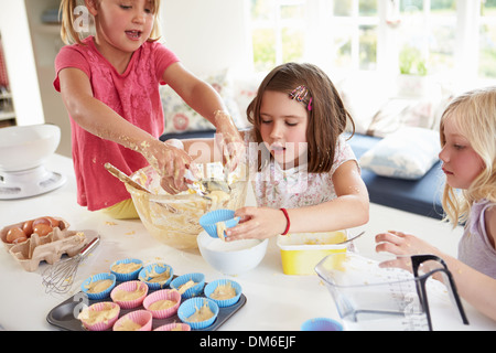 Drei Mädchen machen Cupcakes In Küche Stockfoto