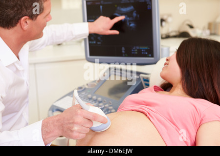 Schwangere Frau mit 4D Ultraschall Scan Stockfoto