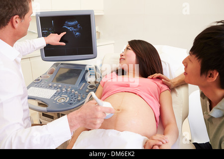 Schwangere Frau und Partner haben 4D-Ultraschall Scannen Stockfoto