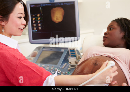 Schwangere Frau mit 4D Ultraschall Scan Stockfoto