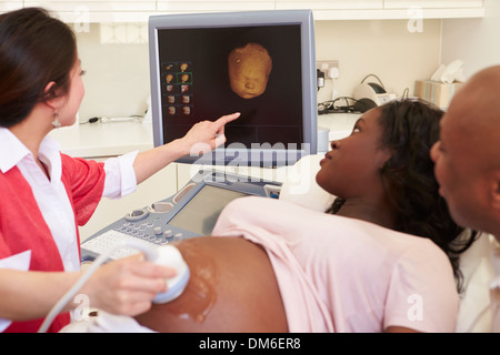 Schwangere Frau und Partner haben 4D-Ultraschall Scannen Stockfoto