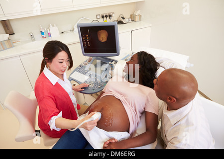 Schwangere Frau und Partner haben 4D-Ultraschall Scannen Stockfoto