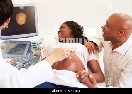 Schwangere Frau und Partner haben 4D-Ultraschall Scannen Stockfoto