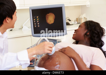 Schwangere Frau mit 4D Ultraschall Scan Stockfoto