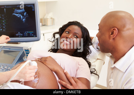 Schwangere Frau und Partner haben 4D-Ultraschall Scannen Stockfoto