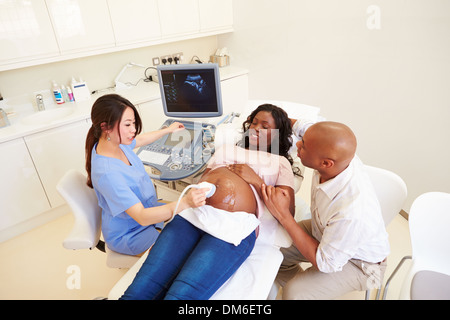 Schwangere Frau und Partner haben 4D-Ultraschall Scannen Stockfoto