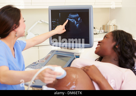 Schwangere Frau mit 4D Ultraschall Scan Stockfoto