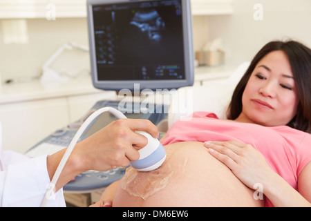 Schwangere Frau mit 4D Ultraschall Scan Stockfoto