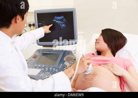 Schwangere Frau mit 4D Ultraschall Scan Stockfoto