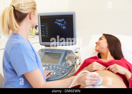 Schwangere Frau mit 4D Ultraschall Scan Stockfoto