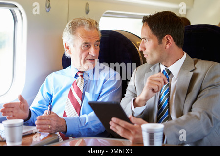 Zwei Geschäftsleute treffen auf Zug Stockfoto