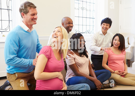 Paare, die Teilnahme an Ante Natal Klasse zusammen Stockfoto