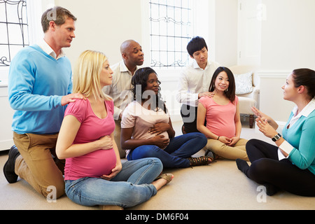 Paare, die Teilnahme an Ante Natal Klasse zusammen Stockfoto