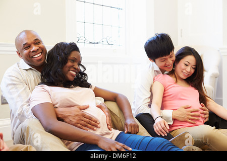 Paare, die Teilnahme an Ante Natal Klasse zusammen Stockfoto