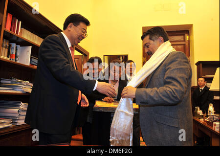 Madrid, Spanien. 12. Dezember 2013. Wu Yingjie(L), stellvertretender Sekretär des Tibets Regionalkomitee der kommunistischen Partei Chinas präsentiert Hada, einen Streifen von Rohseide und Leinen für guten Segen, Jaime Javier Barrero, der zweite Vizepräsident der Kongress der Abgeordnetenkammer des spanischen, während ihrer Tagung in Madrid, Spanien, am 11. Dezember 2013. © Xie Haining/Xinhua/Alamy Live-Nachrichten Stockfoto