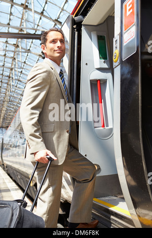 Geschäftsmann, immer auf Zug am Bahnsteig Stockfoto