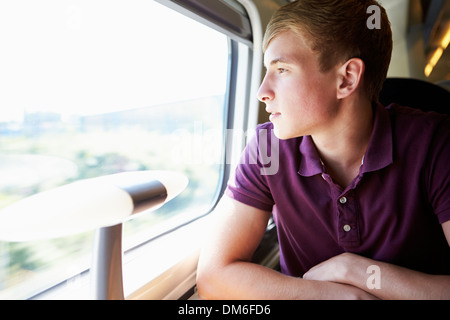 Entspannen Sie sich auf Zugfahrt junger Mann Stockfoto