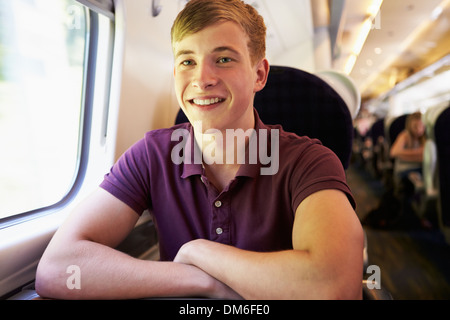 Entspannen Sie sich auf Zugfahrt junger Mann Stockfoto
