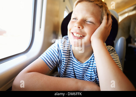 Junge entspannend auf Zugfahrt Stockfoto