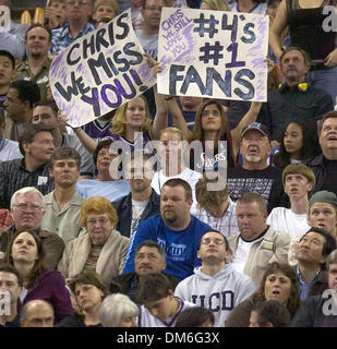 28. März 2005; Scottsdale, Arizona, USA; Sacramento Kings Fans jubeln auf Philadelphia 76ers Chris Webber in Arco Arena in Sacramento, Kalifornien auf Montag, 28. März 2005. Stockfoto