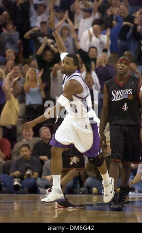 28. März 2005; Scottsdale, Arizona, USA; Sacramento Kings Cuttino Mobley dunks für zwei Minuten im Spiel als Philadelphia 76ers, die Chris Webber schaut zu, wie die Könige 118-109 in Arco Arena in Sacramento, Kalifornien auf Montag, 28. März 2005 zu gewinnen. Stockfoto