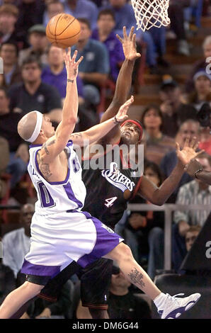28. März 2005; Scottsdale, Arizona, USA; Sacramento Kings Mike Bibby geht zu zweit gegen die Philadelphia 76ers Chris Webber in der 4. Periode wie Thte Könige schlagen die 76ers 118-109 in Arco Arena in Sacramento, Kalifornien auf Montag, 28. März 2005. Stockfoto