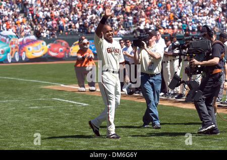 5. April 2005; San Francisco, CA, USA; MLB Baseball. San Francisco Giants Barry Bonds Wellen des Publikums während der Eröffnungsfeier gegen die Los Angeles Dodgers im SBC Park am Dienstag, 5. April 2005 obligatorisch Credit: Foto von Paul Kitagaki Jr./Sacramento Bee/ZUMA Press. (©) Copyright 2005 von Sacramento Bee Stockfoto