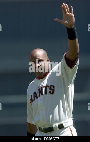 5. April 2005; San Francisco, CA, USA; MLB Baseball. San Francisco Giants Barry Bonds Wellen auf das Publikum, nachdem er während der pregame Zeremonie am Eröffnungstag gegen die Los Angeles Dodgers im SBC Park auf Dienstag, 5. April 2005 prämiert wurde obligatorisch Credit: Foto von Paul Kitagaki Jr./Sacramento Bee/ZUMA Press. (©) Copyright 2005 von Sacramento Bee Stockfoto