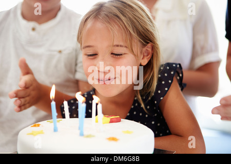 Mädchen feiert Geburtstag mit Kuchen Stockfoto