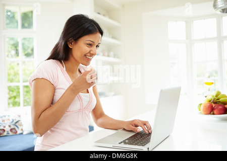 Indische Frau mit Laptop zu Hause Stockfoto