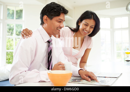 Mann beim Frühstück vor der Arbeit Stockfoto