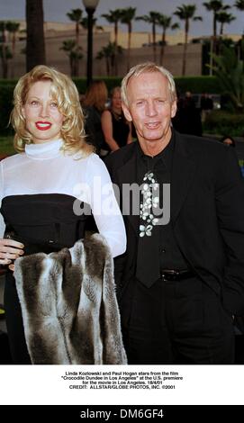 Linda Kozlowski und Paul Hogan Stars aus dem Film. " Crocodile Dundee in Los Angeles'' .for den Film in Los Angeles premiere in den USA. 18/4/01.CREDIT: / 2001 Stockfoto