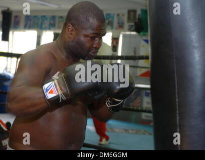 15. April 2005; Hollywood, Kalifornien, USA; Boxen - JAMES "Lights Out" TONEY beantwortet Fragen aus der Presse, als er seine letzten Tage Ausbildung für seinen 30. April betritt Kampf gegen aktuelle WBA-Schwergewichts-Champion John "The Quiet Man" Ruiz.  Obligatorische Credit: Foto von Rob DeLorenzo/ZUMA Press. (©) Copyright 2005 von Rob DeLorenzo Stockfoto