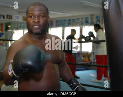 15. April 2005; Hollywood, Kalifornien, USA; Boxen - JAMES "Lights Out" TONEY beantwortet Fragen aus der Presse, als er seine letzten Tage Ausbildung für seinen 30. April betritt Kampf gegen aktuelle WBA-Schwergewichts-Champion John "The Quiet Man" Ruiz.  Obligatorische Credit: Foto von Rob DeLorenzo/ZUMA Press. (©) Copyright 2005 von Rob DeLorenzo Stockfoto