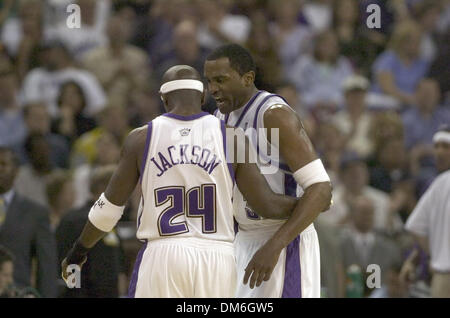 20. April 2005; Sacramento, Kalifornien, USA; Cuttino Mobley schreit in Bobby Jackson Ohr bei einem Timeout im 1. Halbjahr in der 1. Hälfte des Mittwochabend Basketball-Spiel zwischen den Sacramento Kings und die Phoenix Suns in Arco Arena. Obligatorische Credit: Foto von Jose Luis Villegas/Sacramento Bee/ZUMA Press. (©) Copyright 2005 von Jose Luis Villegas/Sacramento Bee Stockfoto