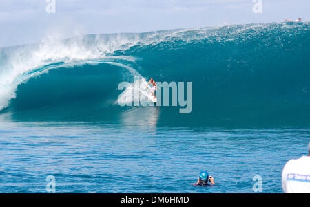 3. Mai 2005; Teahupoo, Tahiti, Tahiti; Drei Mal ASP World Champion und 2002 Billabong Pro Teahupoo Sieger ANDY IRONS (Kauai, Haw) reitet eine 12ft Welle während seiner zweiten warm-up auf Teahupoo, Tahiti heute. Perfekte Bedingungen in Teahupoo durfte für die besten Surfer der Welt testen Sie ihren Mut bei der schwierigen und gefährlichen linken Reefbreaks vor der Billabong-Pr Stockfoto