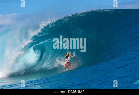 3. Mai 2005; Teahupoo, Tahiti, Tahiti; KEALA KENNELLY (Kauai, Haw) Neuland in der Frauen zu surfen, wenn sie in die größte Welle je gefahren von Frauen auf Teahupoo heute geschleppt wurde. Kennelly, die in Tahiti letzte Nacht kam, bereitet sich für den Billabong Pro, die am 5. feiert Billabong Pro beginnt, Teahupoo ist die dritte Veranstaltung der WCT 2005 Zeitplan und Eigenschaften der zu Stockfoto