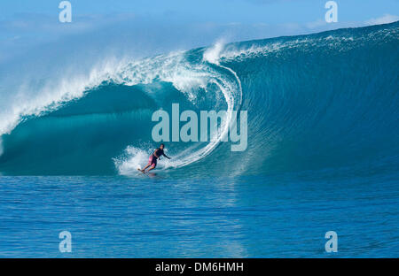 3. Mai 2005; Teahupoo, Tahiti, Tahiti; Tahitian Ladegerät RAIMANA VAN BASTOLEAR hat YesterdayÕs Jet-Ski Unfall hinter ihm, neben Weltmeister Andy Irons (Haw) und andere big Wave Surfer auf Teahupoo in einige riesigen Gruben (+ - 12 ft) Abschleppen. Der Billabong Pro, Teahupoo ist die dritte Veranstaltung der WCT 2005 Zeitplan und verfügt über die Top 45-Surfer der Welt und 3 Wildcards. Mand Stockfoto