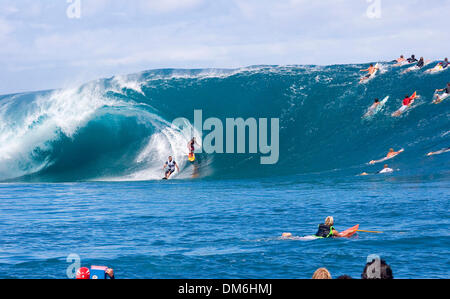 3. Mai 2005; Teahupoo, Tahiti, Tahiti; Tahitian Ladegerät RAIMANA VAN BASTOLEAR (abgebildet auf gelbes Schild) teilt eine massive Welle mit anderen Tahitian VETEA "POTO" DAVID in Teahupoo. Van Bastolear hat YesterdayÕs Jet-Ski Unfall hinter ihm Abschleppen in einige riesigen Gruben (+ - 12 ft) neben die besten Surfer der Welt. Der Billabong Pro Teahupoo ist die dritte Veranstaltung der WCT 2005 Stockfoto