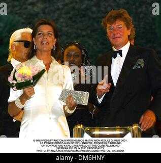 3. August 2001 - Â © IMAPRESS/FRANZ CHAVAROCHE/NICE MATIN. MONACO, LE 2 AOUT 2001..LE PRINZ ERNST-AUGUST VON HANNOVER, PRINZESSIN CAROLINE. VON MONACO UND KARL LAGERFELD BEI DER CLUB-ALLEMAND. (DEUTSCHER VEREIN) IM FÜRSTENTUM... FRANZ CHAVAROCHE/IMA PRESSE / 2001. (Kredit-Bild: © Globe Photos/ZUMAPRESS.com) Stockfoto