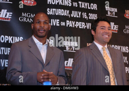 4. Mai 2005; Beverly Hills, CA, USA; Unbestritten Welt-Mittelgewichts-Champion BERNARD HOPKINS (46-2-1, 32 KO) und nimmt am Challenger Jermaine "Schlechte Absichten" Taylor (23-0, 17 Ko) für Hopkins 21. Titelverteidigung in eine Rekordzahl von 20 gerade Titelverteidigungen ungeschlagen. Taylor, betrachtet durch viele Boxen Schriftsteller der Thronfolger Hopkins Thron wurde eine Bronzemedaille in der 2000 Olym Stockfoto