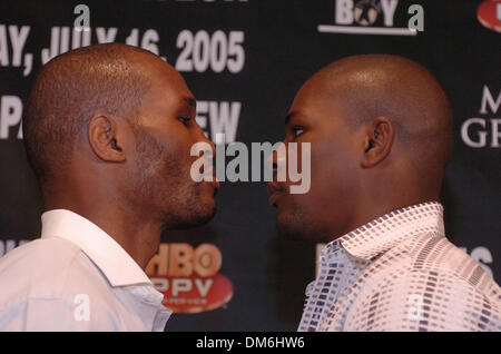 4. Mai 2005; Beverly Hills, CA, USA; (L-R) BERNARD HOPKINS und JERMAINE TAYLOR. Unbestritten Welt-Mittelgewichts-Champion Bernard Hopkins (46-2-1, 32 KO) und nimmt am Challenger Jermaine "Schlechte Absichten" Taylor (23-0, 17 Ko) für Hopkins 21. Titelverteidigung in eine Rekordzahl von 20 gerade Titelverteidigungen ungeschlagen. Taylor, betrachtet durch viele Boxen Schriftsteller der Thronfolger zu Hopkin th Stockfoto