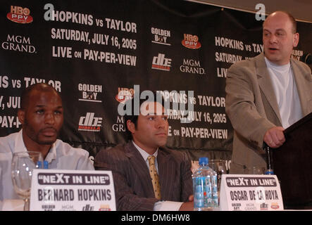 4. Mai 2005; Beverly Hills, CA, USA; (L-R) BERNARD HOPKINS, OSCAR DE LA HOYA, LOU DIBELLA. Unbestritten Welt-Mittelgewichts-Champion Bernard Hopkins (46-2-1, 32 KO) und nimmt am Challenger Jermaine "Schlechte Absichten" Taylor (23-0, 17 Ko) für Hopkins 21. Titelverteidigung in eine Rekordzahl von 20 gerade Titelverteidigungen ungeschlagen. Taylor, betrachtet durch viele Boxen Schriftsteller der Thronfolger zu Stockfoto