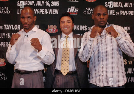 4. Mai 2005; Beverly Hills, CA, USA; (L-R) BERNARD HOPKINS, OSCAR DE LA HOYA, JERMAINE TAYLOR. Unbestritten Welt-Mittelgewichts-Champion Bernard Hopkins (46-2-1, 32 KO) und nimmt am Challenger Jermaine "Schlechte Absichten" Taylor (23-0, 17 Ko) für Hopkins 21. Titelverteidigung in eine Rekordzahl von 20 gerade Titelverteidigungen ungeschlagen. Taylor, betrachtet durch viele Boxen Schriftsteller der Thronfolger Stockfoto